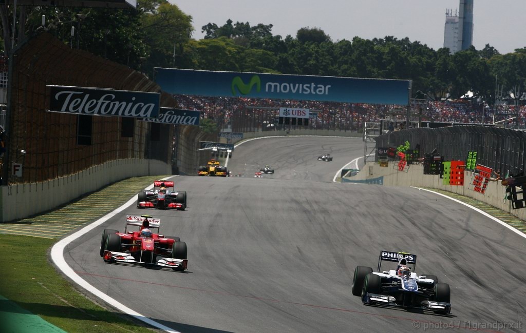 GP Brasile, Gara, Fernando Alonso (ESP), Ferrari, F10 e Nico Hulkenberg (GER), Williams, FW32 