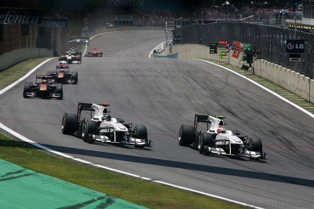 GP Brasile, Gara, Nick Heidfeld (GER), BMW Sauber F1 Team, C29  e Kamui Kobayashi (JAP), BMW Sauber F1 Team, C29 