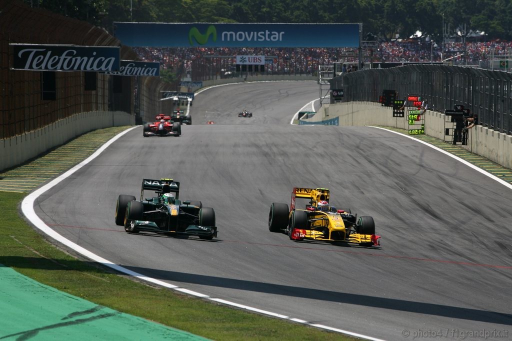 GP Brasile, Gara, Heikki Kovalainen (FIN), Lotus Racing, T127 e Vitaly Petrov (RUS), Renault F1 Team, R30 