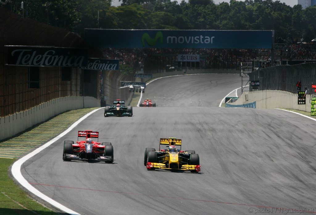 GP Brasile, Gara, Timo Glock (GER), Virgin Racing, VR-01  e Vitaly Petrov (RUS), Renault F1 Team, R30 