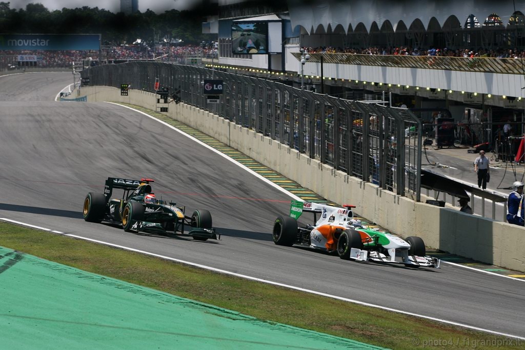 GP Brasile, Gara, Jarno Trulli (ITA), Lotus Racing, T127 e Adrian Sutil (GER), Force India F1 Team, VJM03 