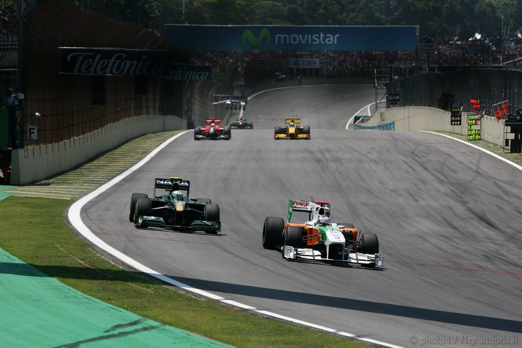 GP Brasile, Gara, Heikki Kovalainen (FIN), Lotus Racing, T127 e Adrian Sutil (GER), Force India F1 Team, VJM03 