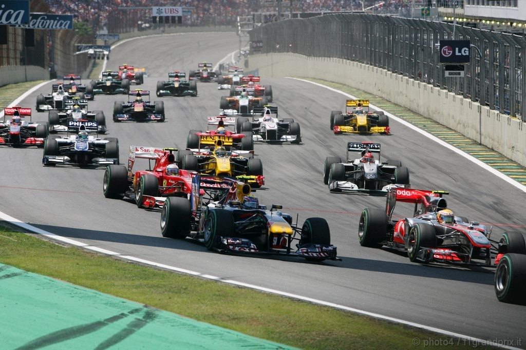 GP Brasile, Gara, Mark Webber (AUS), Red Bull Racing, RB6 e Lewis Hamilton (GBR), McLaren  Mercedes, MP4-25 