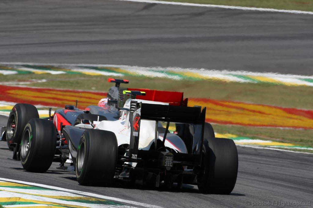 GP Brasile, Gara, Jenson Button (GBR), McLaren  Mercedes, MP4-25 e Kamui Kobayashi (JAP), BMW Sauber F1 Team, C29 
