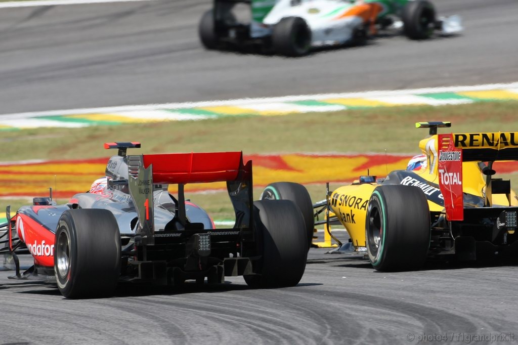 GP Brasile, Gara, Jenson Button (GBR), McLaren  Mercedes, MP4-25 e Vitaly Petrov (RUS), Renault F1 Team, R30 