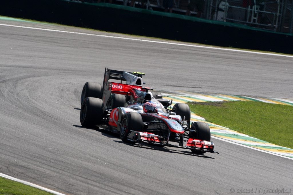 GP Brasile, Gara, Jenson Button (GBR), McLaren  Mercedes, MP4-25 e Kamui Kobayashi (JAP), BMW Sauber F1 Team, C29 