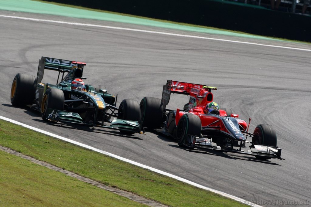 GP Brasile, Gara, Jarno Trulli (ITA), Lotus Racing, T127 e Lucas Di Grassi (BRA), Virgin Racing, VR-01 