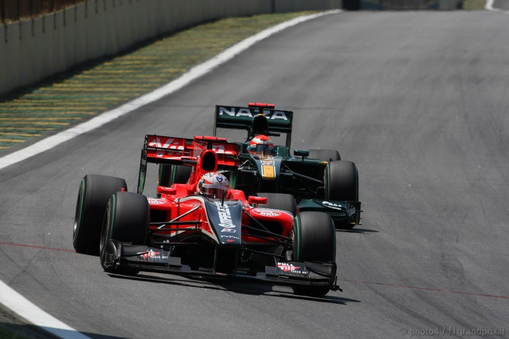 GP Brasile, Gara, Timo Glock (GER), Virgin Racing, VR-01  e Jarno Trulli (ITA), Lotus Racing, T127 