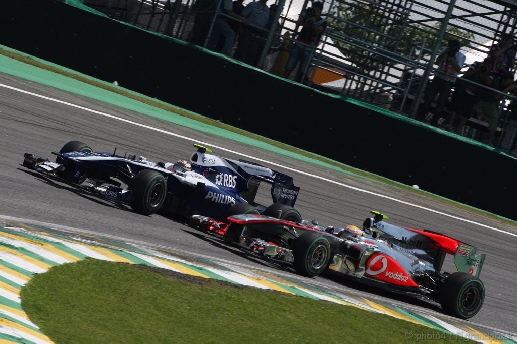GP Brasile, Gara, Lewis Hamilton (GBR), McLaren  Mercedes, MP4-25 e Nico Hulkenberg (GER), Williams, FW32 