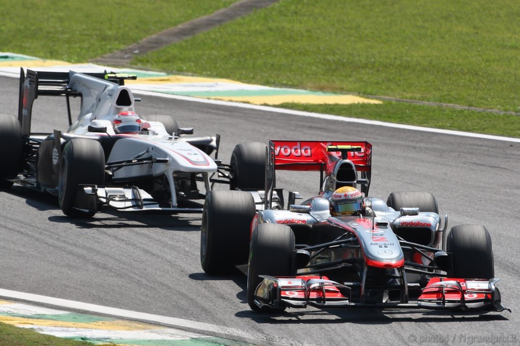 GP Brasile, Gara, Lewis Hamilton (GBR), McLaren  Mercedes, MP4-25 davanti a Kamui Kobayashi (JAP), BMW Sauber F1 Team, C29 