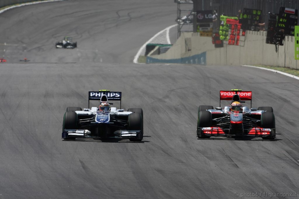 GP Brasile, Gara, Nico Hulkenberg (GER), Williams, FW32 e Lewis Hamilton (GBR), McLaren  Mercedes, MP4-25 