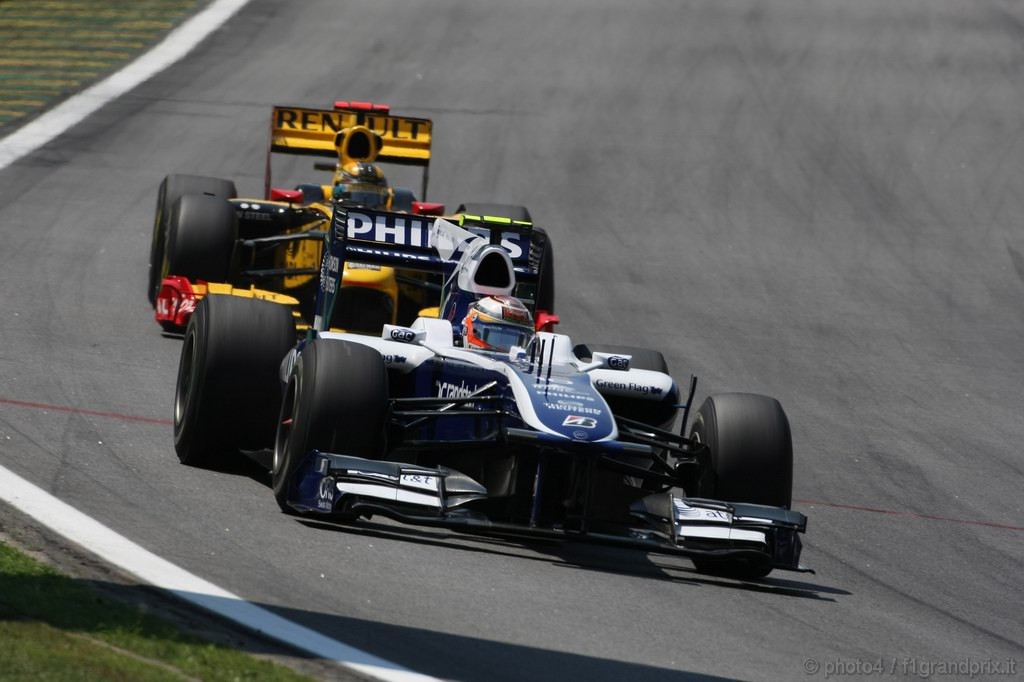 GP Brasile, Gara, Nico Hulkenberg (GER), Williams, FW32 davanti a Robert Kubica (POL), Renault F1 Team, R30 