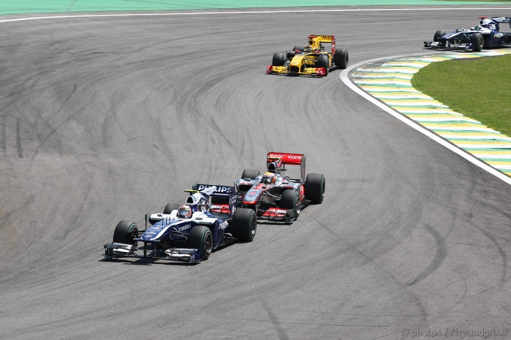 GP Brasile, Gara, Nico Hulkenberg (GER), Williams, FW32 e Lewis Hamilton (GBR), McLaren  Mercedes, MP4-25 