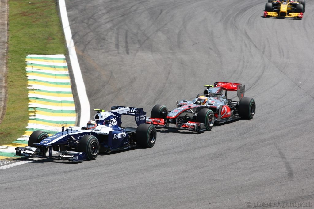GP Brasile, Gara, Nico Hulkenberg (GER), Williams, FW32 e Lewis Hamilton (GBR), McLaren  Mercedes, MP4-25 