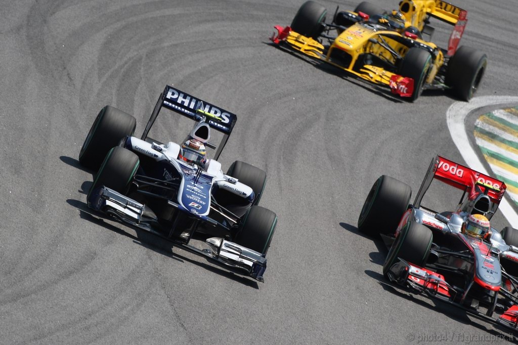 GP Brasile, Gara, Nico Hulkenberg (GER), Williams, FW32 e Lewis Hamilton (GBR), McLaren  Mercedes, MP4-25 