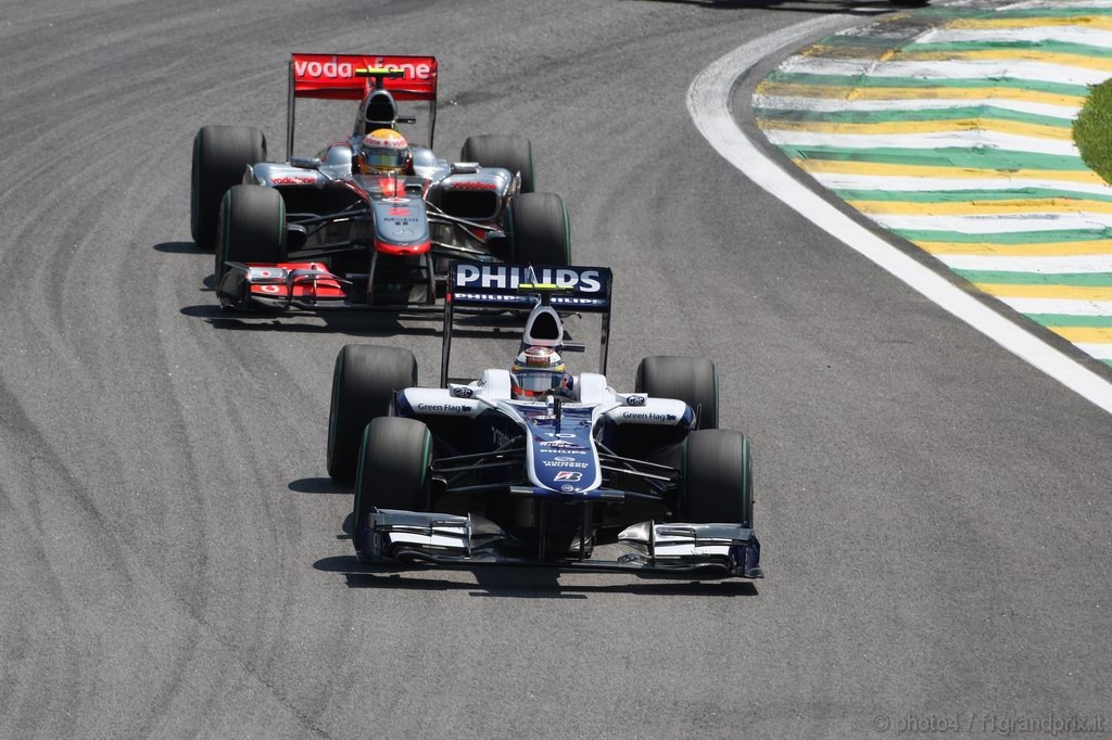 GP Brasile, Gara, Nico Hulkenberg (GER), Williams, FW32 e Lewis Hamilton (GBR), McLaren  Mercedes, MP4-25 