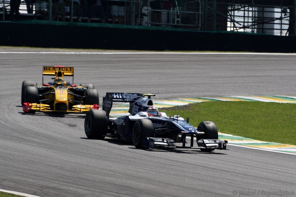 GP Brasile, Gara, Nico Hulkenberg (GER), Williams, FW32 davanti a Robert Kubica (POL), Renault F1 Team, R30 