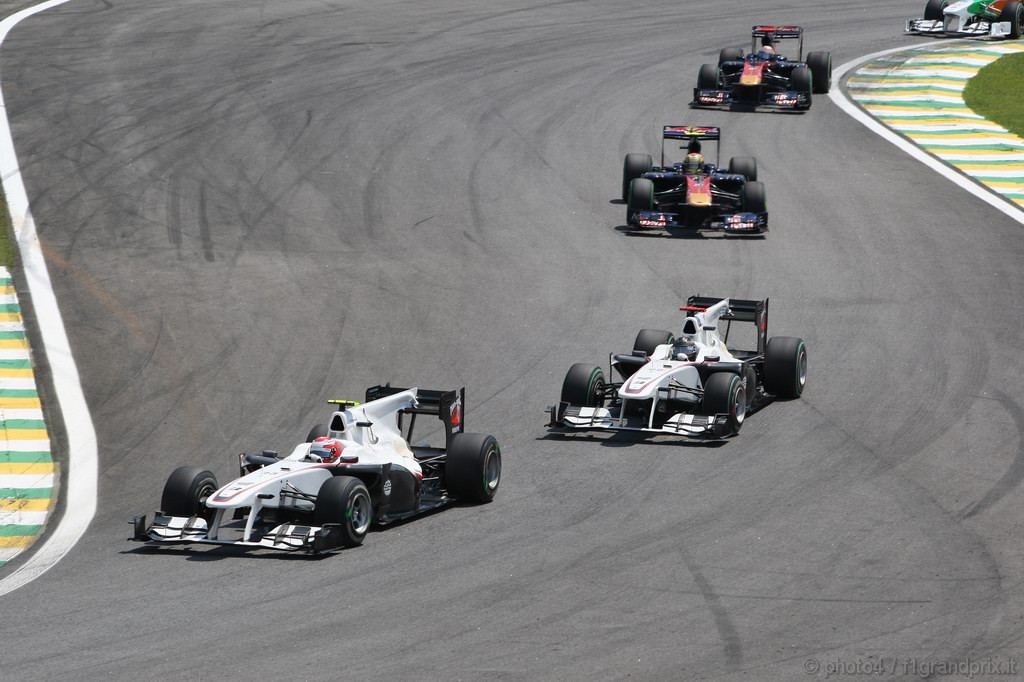 GP Brasile, Gara, Kamui Kobayashi (JAP), BMW Sauber F1 Team, C29 davanti a Nick Heidfeld (GER), BMW Sauber F1 Team, C29  