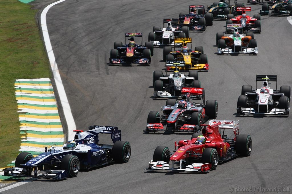 GP Brasile, Gara, Felipe Massa (BRA), Ferrari, F10 e Rubens Barrichello (BRA), Williams, FW32 