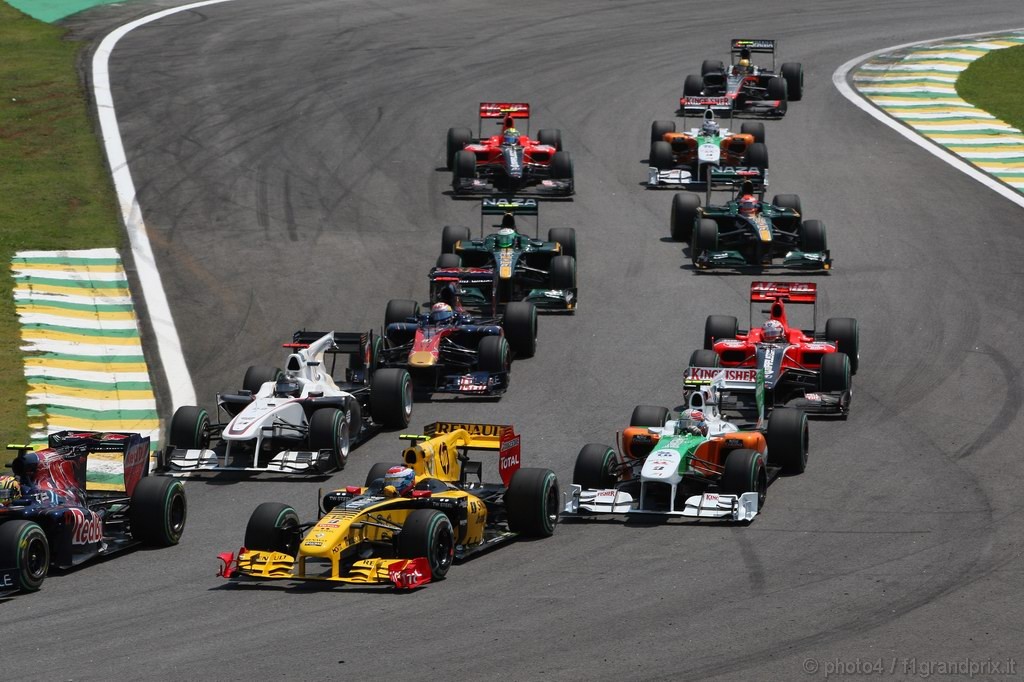 GP Brasile, Gara, Vitaly Petrov (RUS), Renault F1 Team, R30 