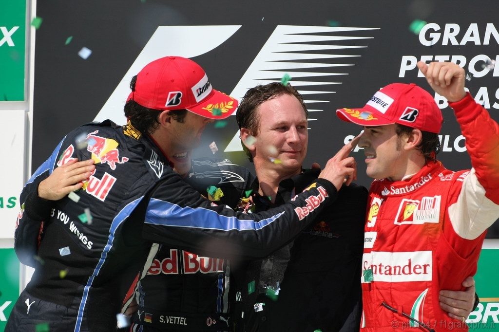 GP Brasile, Gara, Sebastian Vettel (GER), Red Bull Racing, RB6 vincitore, Mark Webber (AUS), Red Bull Racing, RB6 secondo Christian Horner (GBR), Red Bull Racing, Sporting Director e Fernando Alonso (ESP), Ferrari, F10 terzo 