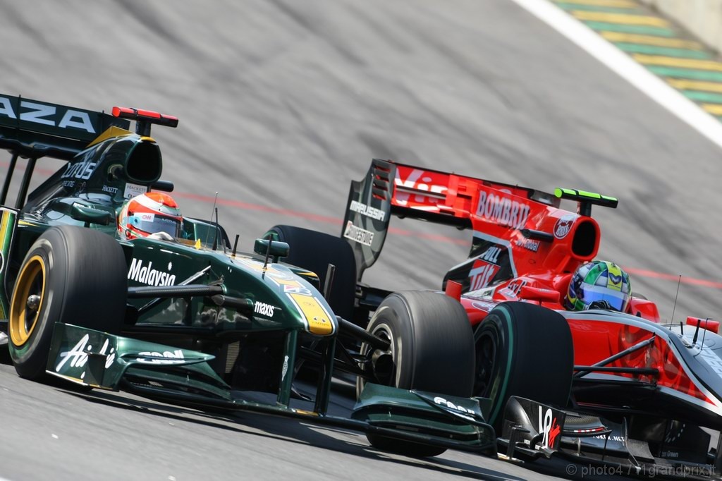 GP Brasile, Gara, Jarno Trulli (ITA), Lotus Racing, T127 e Lucas Di Grassi (BRA), Virgin Racing, VR-01 