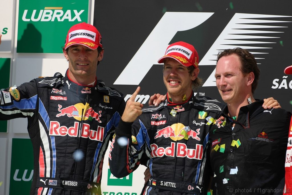 GP Brasile, Gara, Sebastian Vettel (GER), Red Bull Racing, RB6 vincitore, Mark Webber (AUS), Red Bull Racing, RB6 secondo e Christian Horner (GBR), Red Bull Racing, Sporting Director 