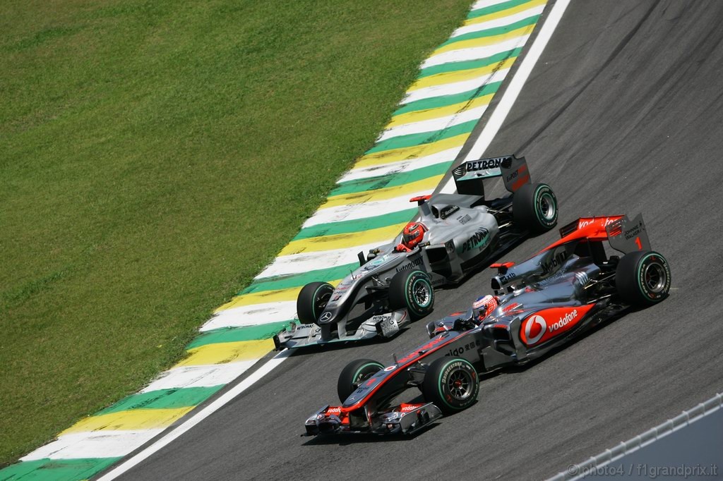 GP Brasile, Gara, Jenson Button (GBR), McLaren  Mercedes, MP4-25 e Michael Schumacher (GER), Mercedes GP  F1 Team, MGP W01 