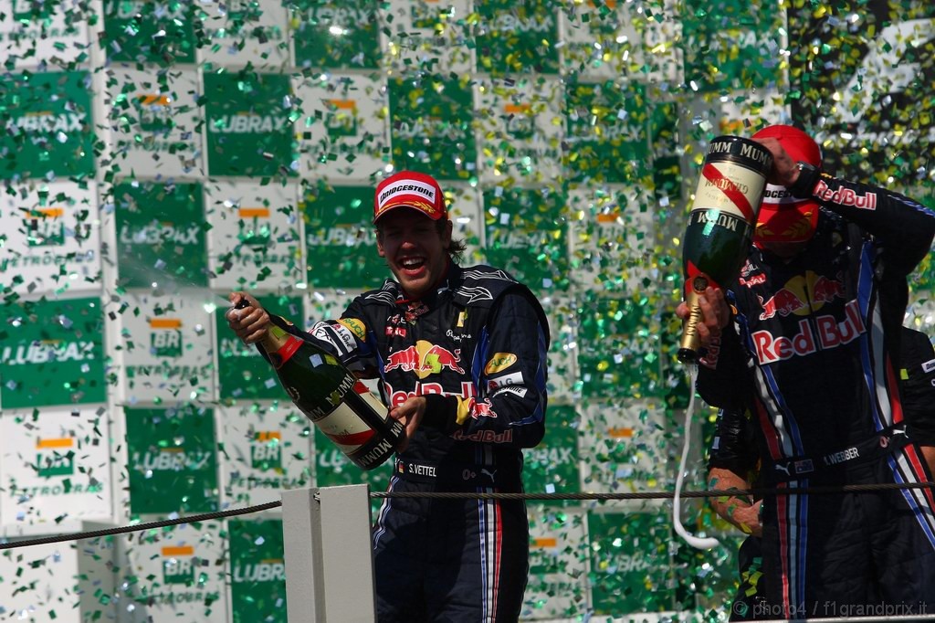GP Brasile, Gara, Sebastian Vettel (GER), Red Bull Racing, RB6 vincitore, Mark Webber (AUS), Red Bull Racing, RB6 secondo e Christian Horner (GBR), Red Bull Racing, Sporting Director 
