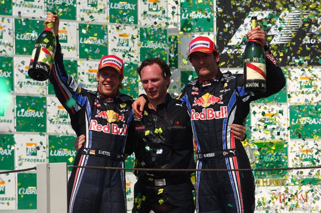 GP Brasile, Gara, Sebastian Vettel (GER), Red Bull Racing, RB6 vincitore, Mark Webber (AUS), Red Bull Racing, RB6 secondo e Christian Horner (GBR), Red Bull Racing, Sporting Director 