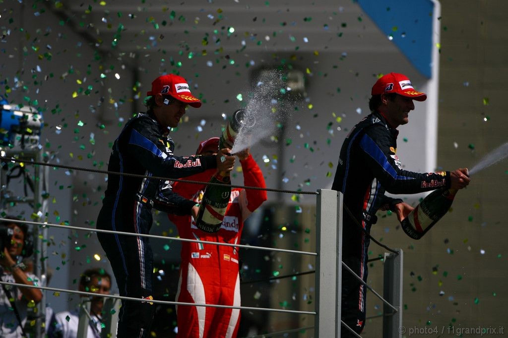 GP Brasile, Gara, Sebastian Vettel (GER), Red Bull Racing, RB6 vincitore, Mark Webber (AUS), Red Bull Racing, RB6 secondo e Fernando Alonso (ESP), Ferrari, F10 terzo 