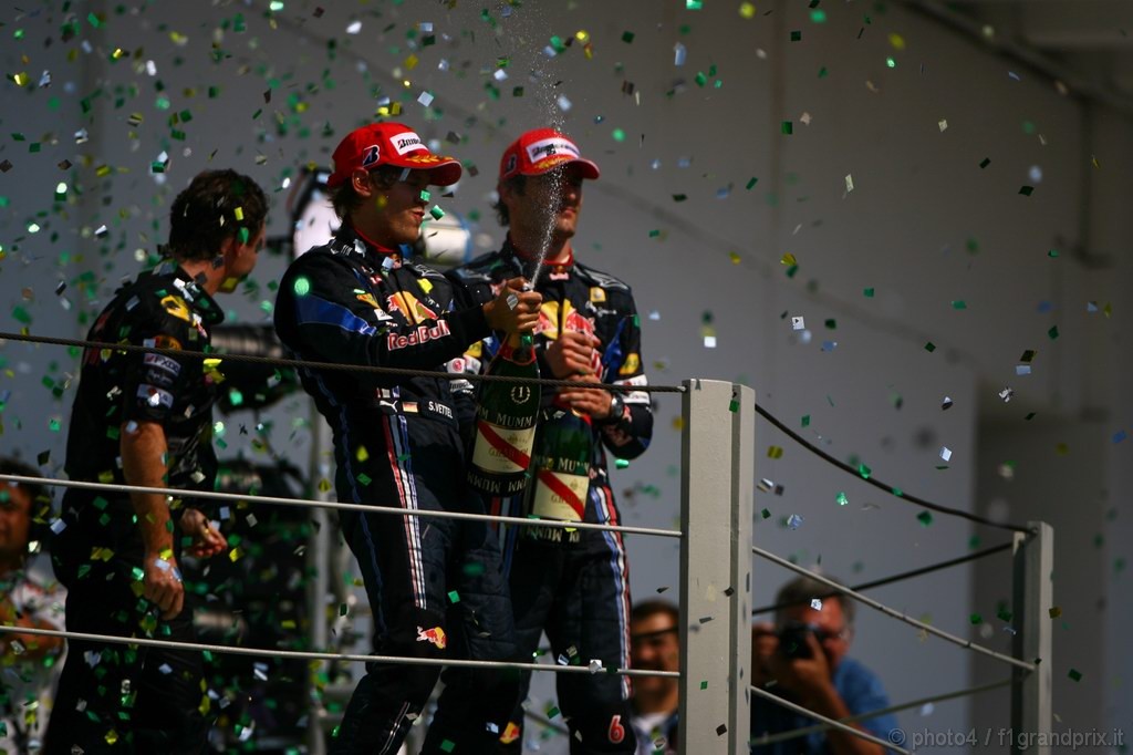 GP Brasile, Gara, Sebastian Vettel (GER), Red Bull Racing, RB6 vincitore e Mark Webber (AUS), Red Bull Racing, RB6 secondo 