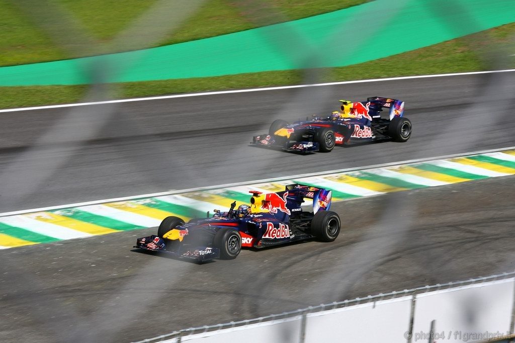 GP Brasile, Gara, Sebastian Vettel (GER), Red Bull Racing, RB6 vincitore e Mark Webber (AUS), Red Bull Racing, RB6 secondo 