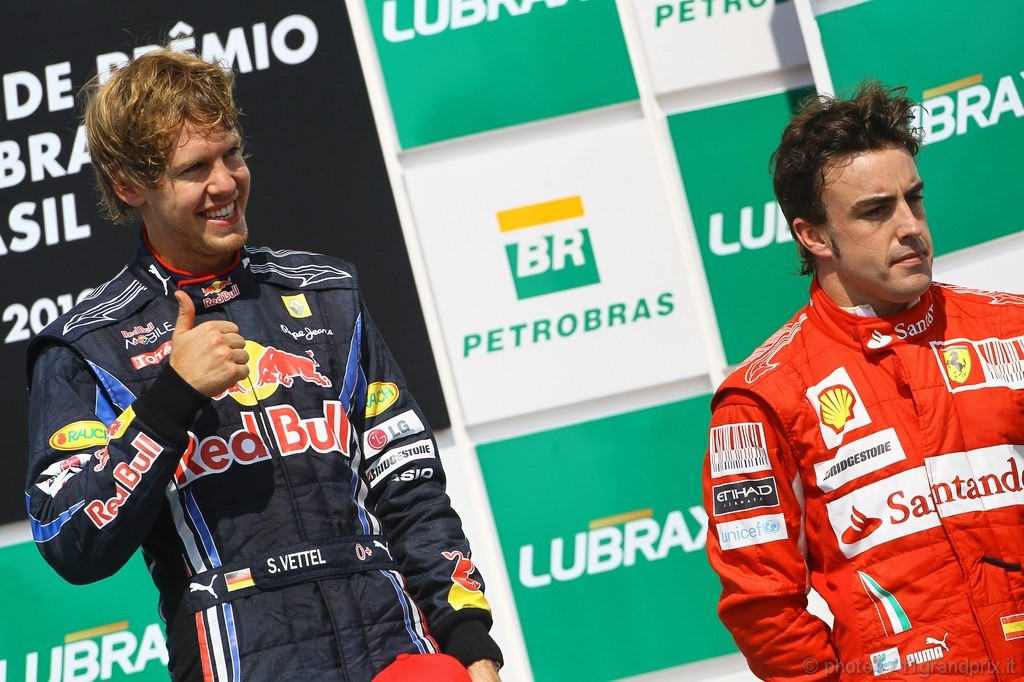 GP Brasile, Gara, Sebastian Vettel (GER), Red Bull Racing, RB6 vincitore e Fernando Alonso (ESP), Ferrari, F10 terzo 