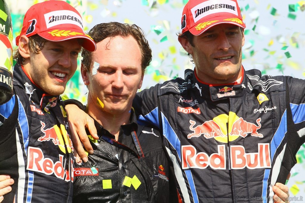 GP Brasile, Gara, Sebastian Vettel (GER), Red Bull Racing, RB6 vincitore, Mark Webber (AUS), Red Bull Racing, RB6 secondo e Christian Horner (GBR), Red Bull Racing, Sporting Director 