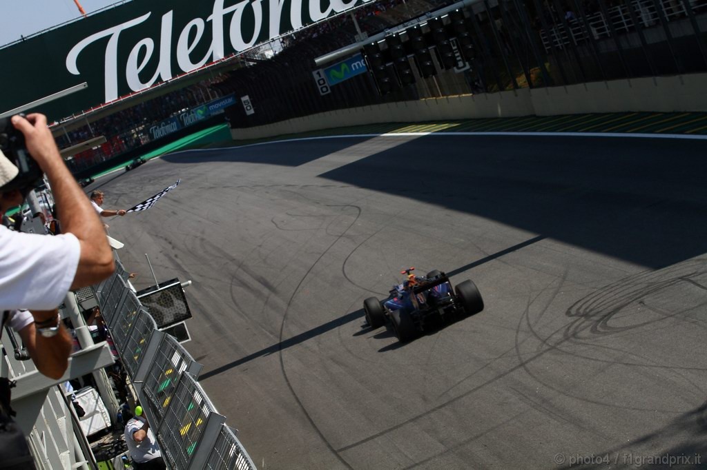 GP Brasile, Gara, Sebastian Vettel (GER), Red Bull Racing, RB6 vincitore 