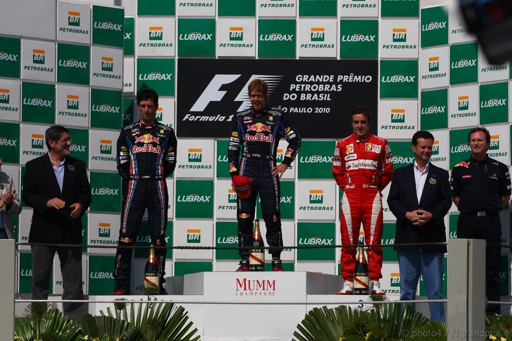 GP Brasile, Gara, Sebastian Vettel (GER), Red Bull Racing, RB6 vincitore, Mark Webber (AUS), Red Bull Racing, RB6 secondo, Fernando Alonso (ESP), Ferrari, F10 terzo e Christian Horner (GBR), Red Bull Racing, Sporting Director 