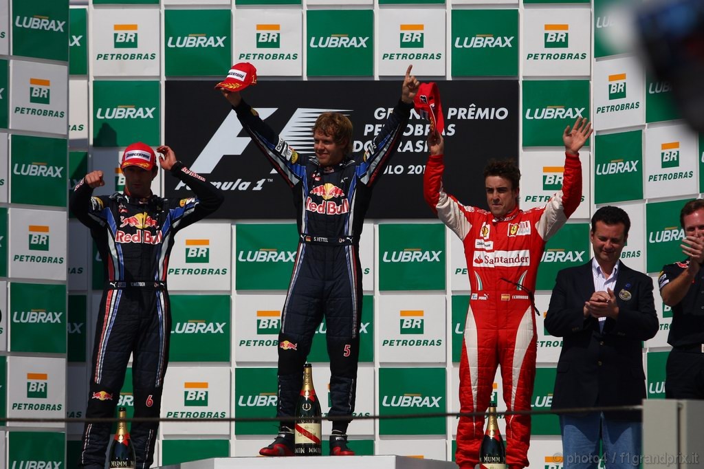 GP Brasile, Gara, Sebastian Vettel (GER), Red Bull Racing, RB6 vincitore, Mark Webber (AUS), Red Bull Racing, RB6 secondo, Fernando Alonso (ESP), Ferrari, F10 terzo e Christian Horner (GBR), Red Bull Racing, Sporting Director 