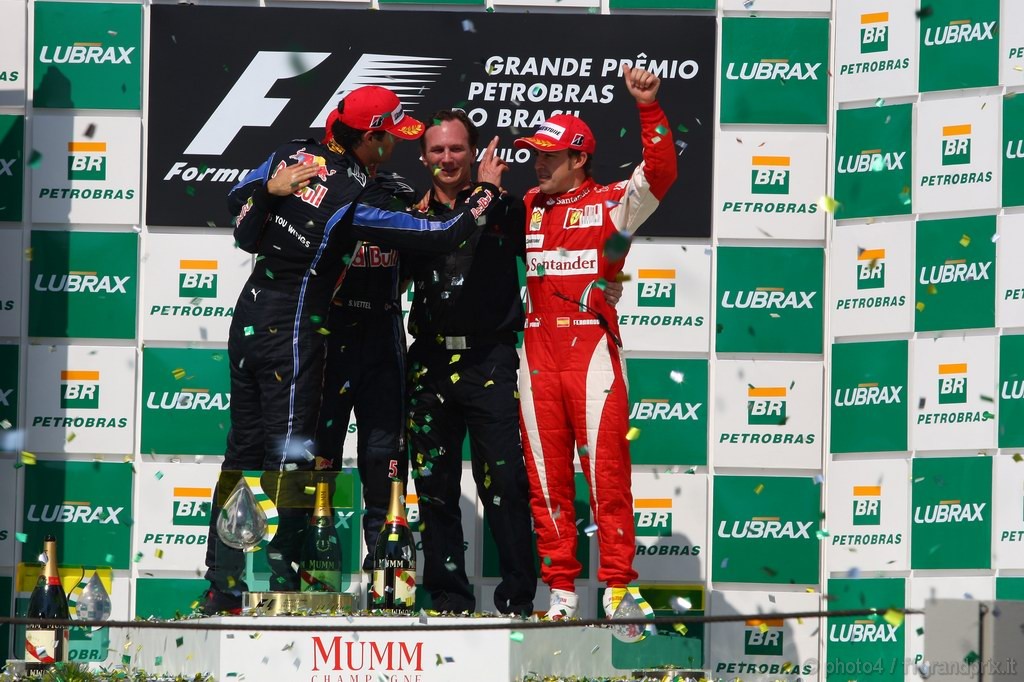 GP Brasile, Gara, Sebastian Vettel (GER), Red Bull Racing, RB6 vincitore, Mark Webber (AUS), Red Bull Racing, RB6 secondo, Fernando Alonso (ESP), Ferrari, F10 terzo e Christian Horner (GBR), Red Bull Racing, Sporting Director 