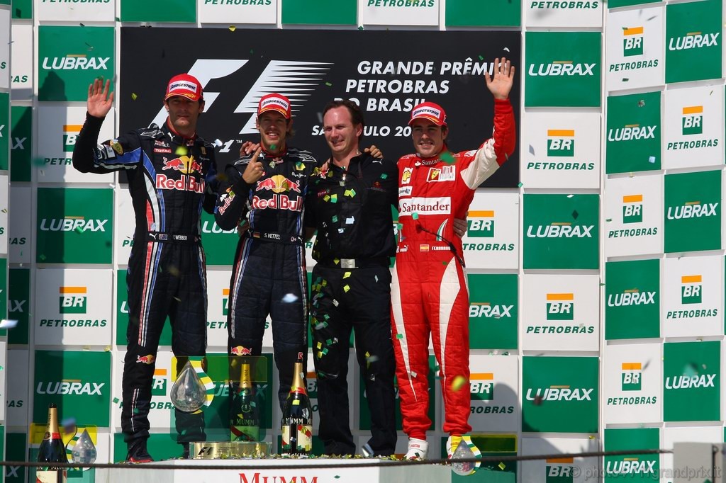 GP Brasile, Gara, Sebastian Vettel (GER), Red Bull Racing, RB6 vincitore, Mark Webber (AUS), Red Bull Racing, RB6 secondo, Fernando Alonso (ESP), Ferrari, F10 terzo e Christian Horner (GBR), Red Bull Racing, Sporting Director 