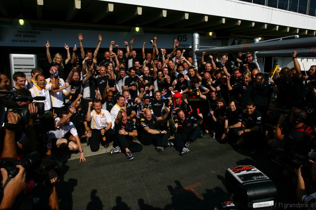 GP Brasile, Gara Festeggiamenti, Sebastian Vettel (GER), Red Bull Racing, RB6 vincitore e Mark Webber (AUS), Red Bull Racing, RB6 secondo 
