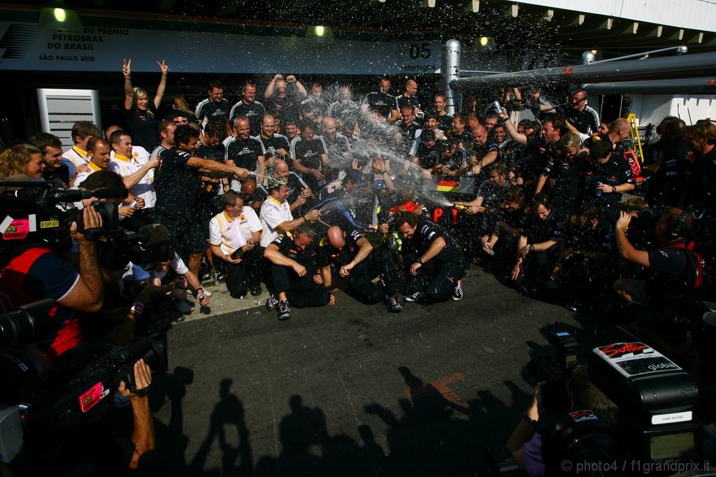 GP Brasile, Gara Festeggiamenti, Sebastian Vettel (GER), Red Bull Racing, RB6 vincitore e Mark Webber (AUS), Red Bull Racing, RB6 secondo 