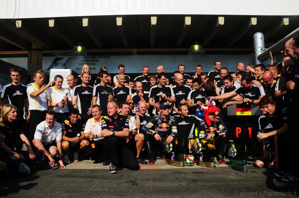 GP Brasile, Gara Festeggiamenti, Sebastian Vettel (GER), Red Bull Racing, RB6 vincitore e Mark Webber (AUS), Red Bull Racing, RB6 secondo 