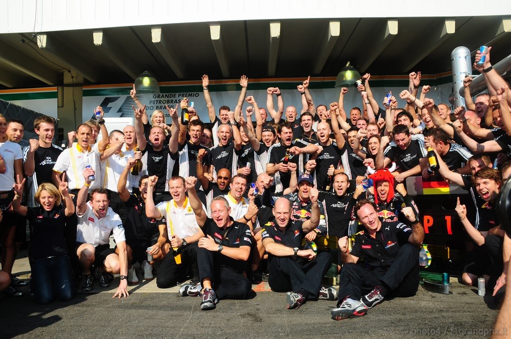 GP Brasile, Gara Festeggiamenti, Sebastian Vettel (GER), Red Bull Racing, RB6 vincitore e Mark Webber (AUS), Red Bull Racing, RB6 secondo 