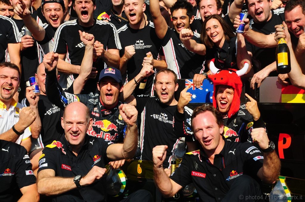 GP Brasile, Gara Festeggiamenti, Sebastian Vettel (GER), Red Bull Racing, RB6 vincitore e Mark Webber (AUS), Red Bull Racing, RB6 secondo 