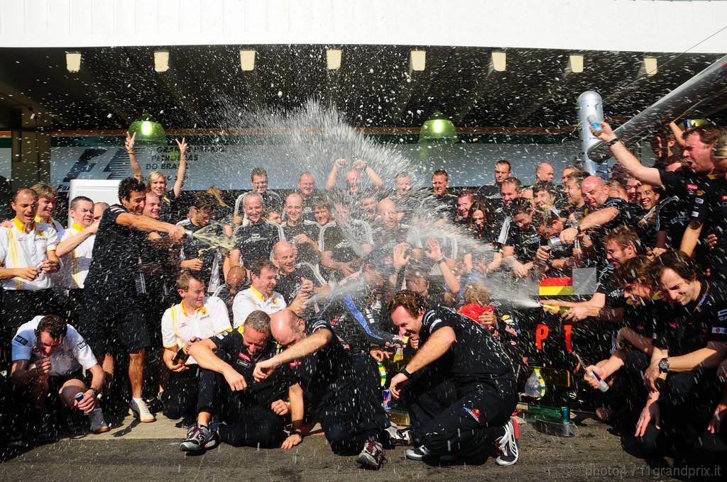 GP Brasile, Gara Festeggiamenti, Sebastian Vettel (GER), Red Bull Racing, RB6 vincitore e Mark Webber (AUS), Red Bull Racing, RB6 secondo 