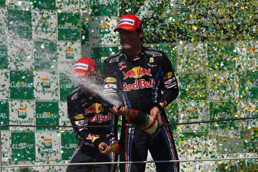 GP Brasile, Gara, Mark Webber (AUS), Red Bull Racing, RB6 secondo e Sebastian Vettel (GER), Red Bull Racing, RB6 vincitore 