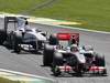 GP Brasile, Gara, Lewis Hamilton (GBR), McLaren  Mercedes, MP4-25 davanti a Kamui Kobayashi (JAP), BMW Sauber F1 Team, C29 