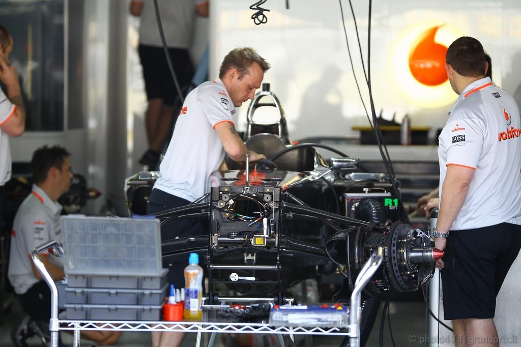 GP Brasile, Giovedi', meccanici Mclaren Mercedes work on the car