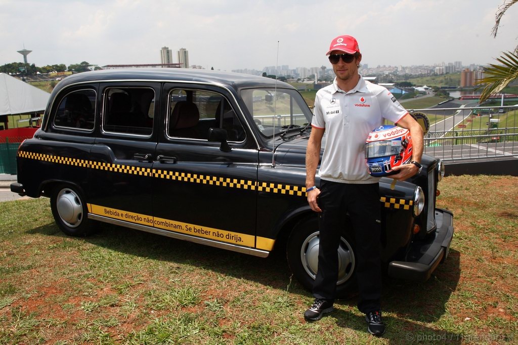 GP Brasile, Giovedi', Jenson Button (GBR), McLaren  Mercedes, MP4-25 e a London taxi